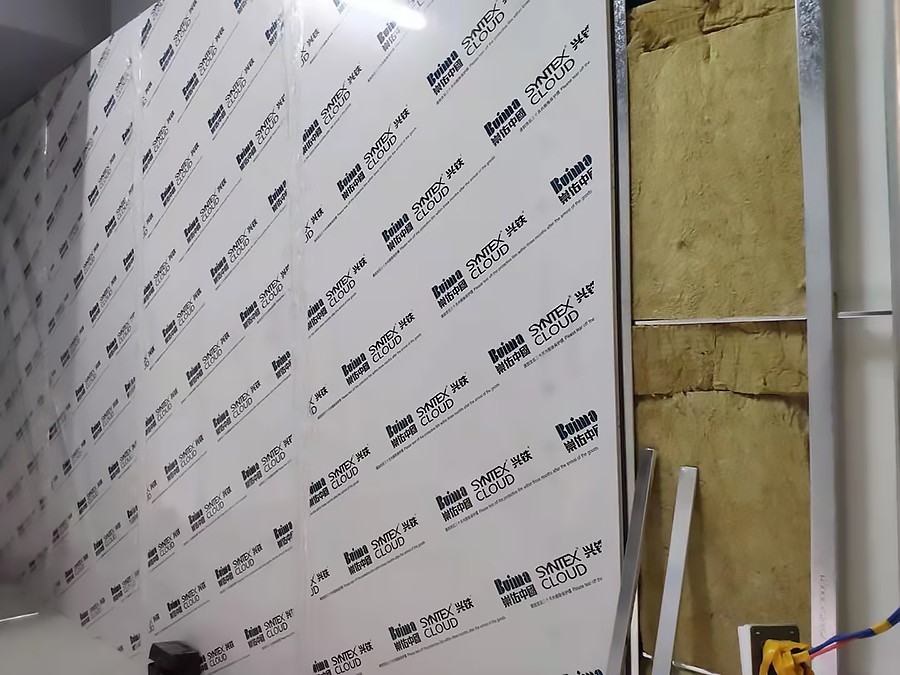 機房墻板安裝現(xiàn)場圖.jpg undefined